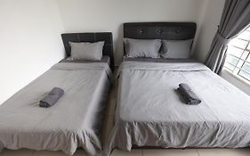 Cozy 3-Bedroom Condo With Pool - Seri Kembangan