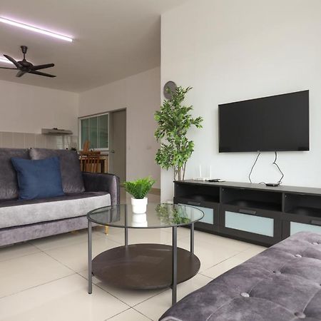 Cozy 3-Bedroom Condo With Pool - Seri Kembangan Luaran gambar