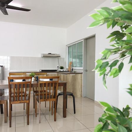 Cozy 3-Bedroom Condo With Pool - Seri Kembangan Luaran gambar