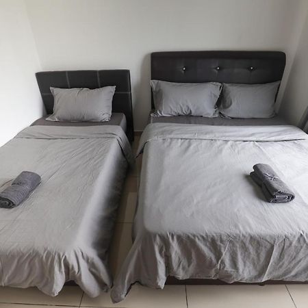 Cozy 3-Bedroom Condo With Pool - Seri Kembangan Luaran gambar