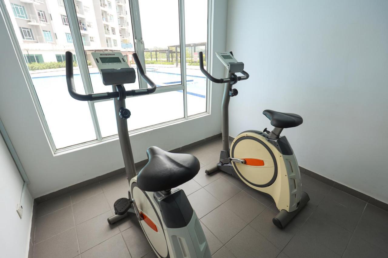 Cozy 3-Bedroom Condo With Pool - Seri Kembangan Luaran gambar