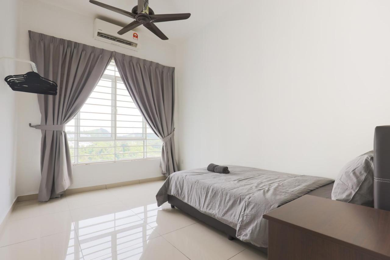 Cozy 3-Bedroom Condo With Pool - Seri Kembangan Luaran gambar