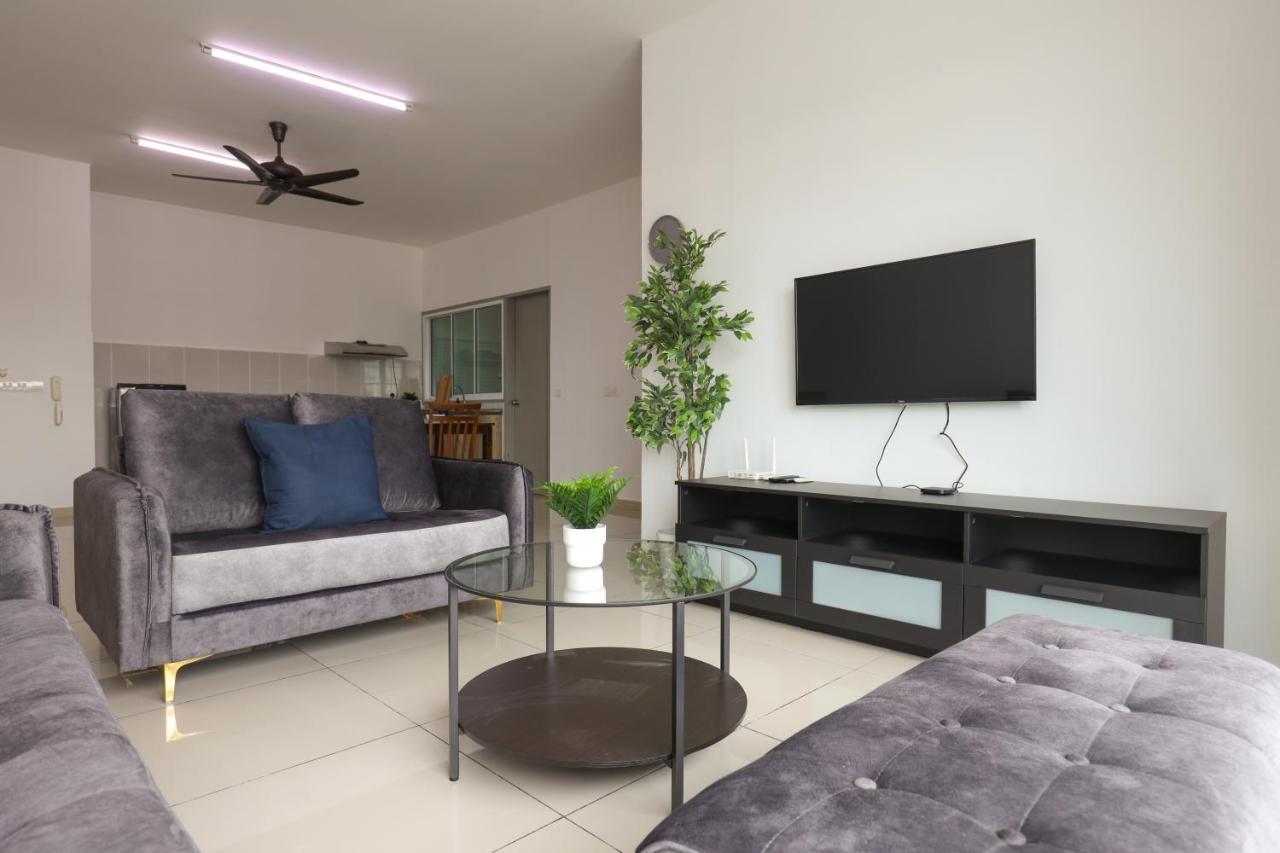 Cozy 3-Bedroom Condo With Pool - Seri Kembangan Luaran gambar