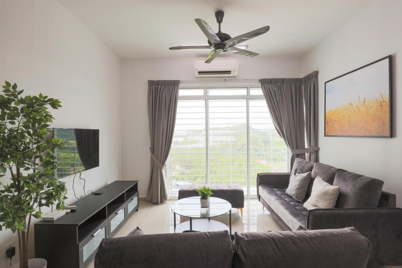 Cozy 3-Bedroom Condo With Pool - Seri Kembangan Luaran gambar