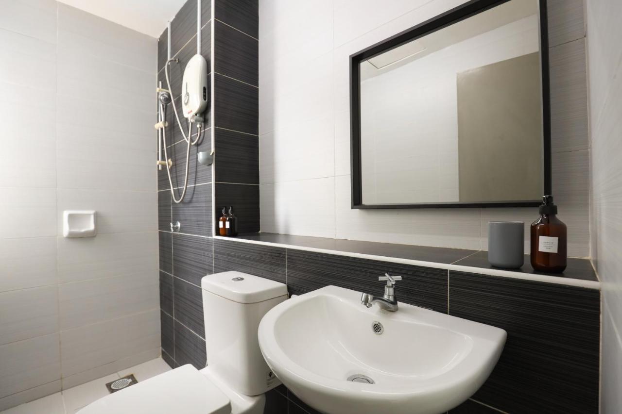 Cozy 3-Bedroom Condo With Pool - Seri Kembangan Luaran gambar