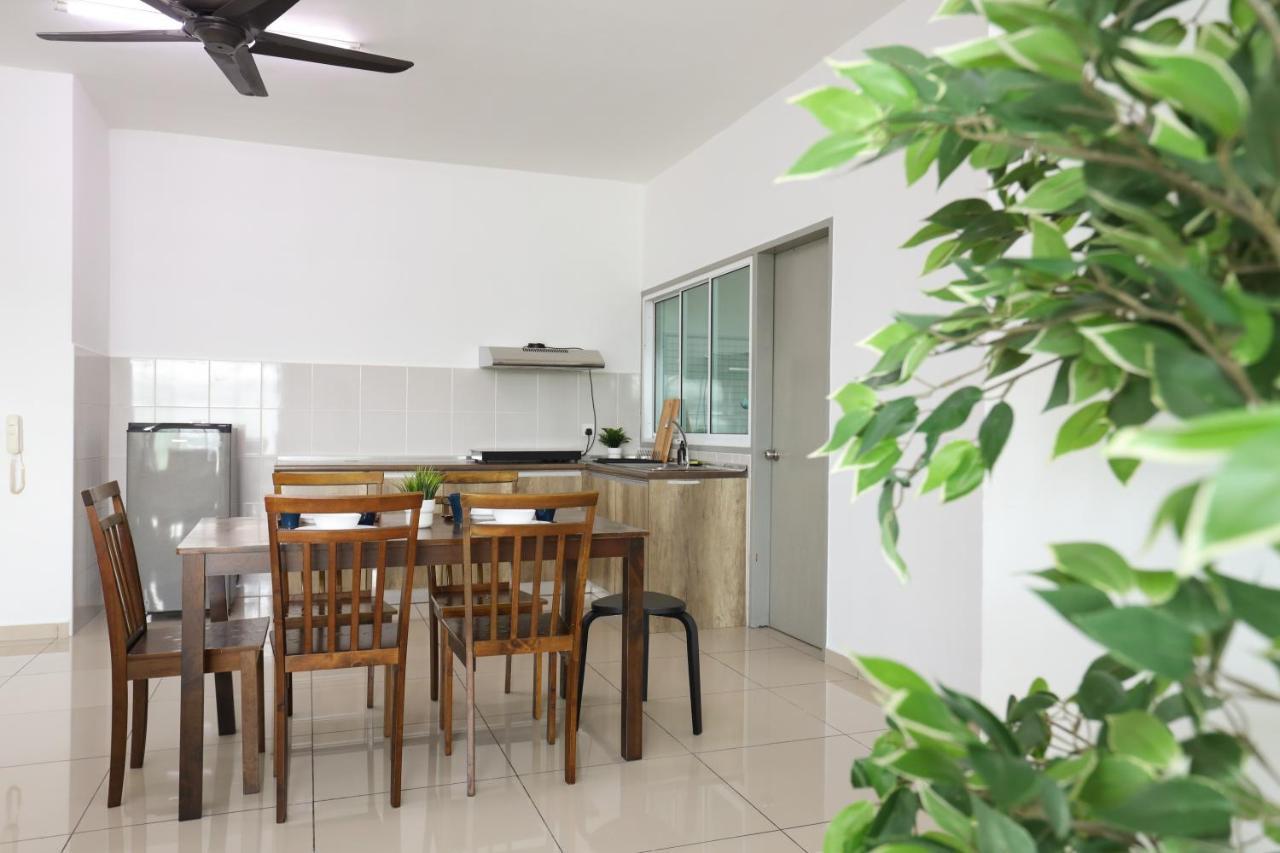Cozy 3-Bedroom Condo With Pool - Seri Kembangan Luaran gambar
