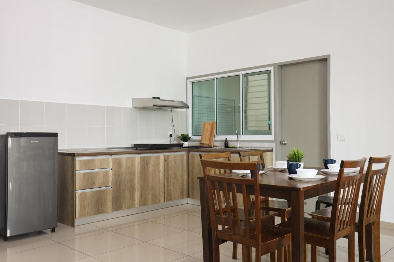 Cozy 3-Bedroom Condo With Pool - Seri Kembangan Luaran gambar