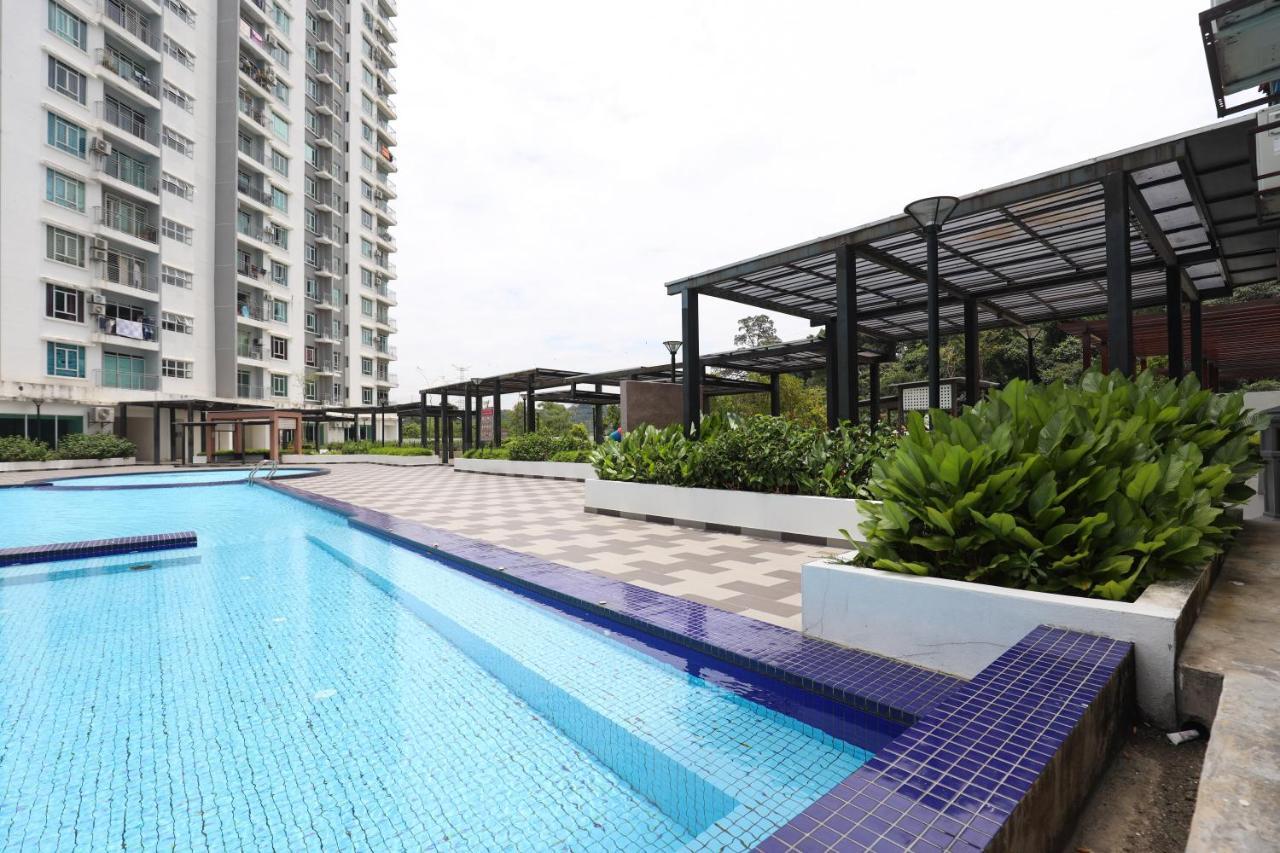 Cozy 3-Bedroom Condo With Pool - Seri Kembangan Luaran gambar