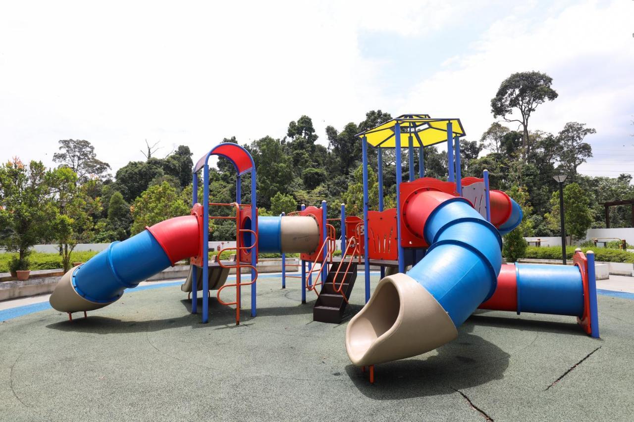 Cozy 3-Bedroom Condo With Pool - Seri Kembangan Luaran gambar