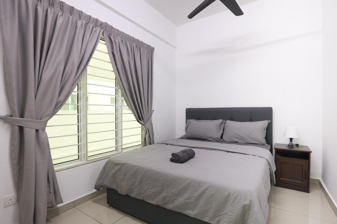 Cozy 3-Bedroom Condo With Pool - Seri Kembangan Luaran gambar