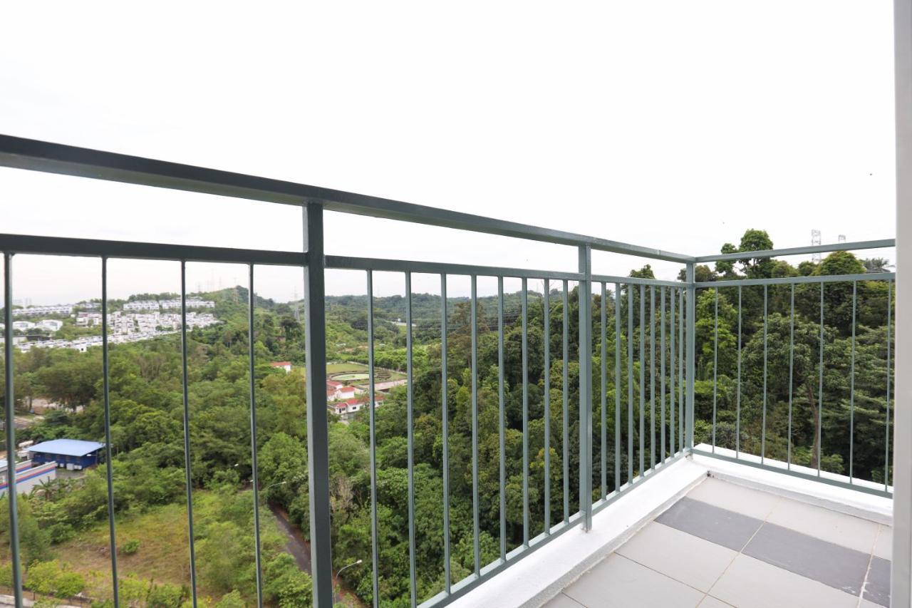 Cozy 3-Bedroom Condo With Pool - Seri Kembangan Luaran gambar