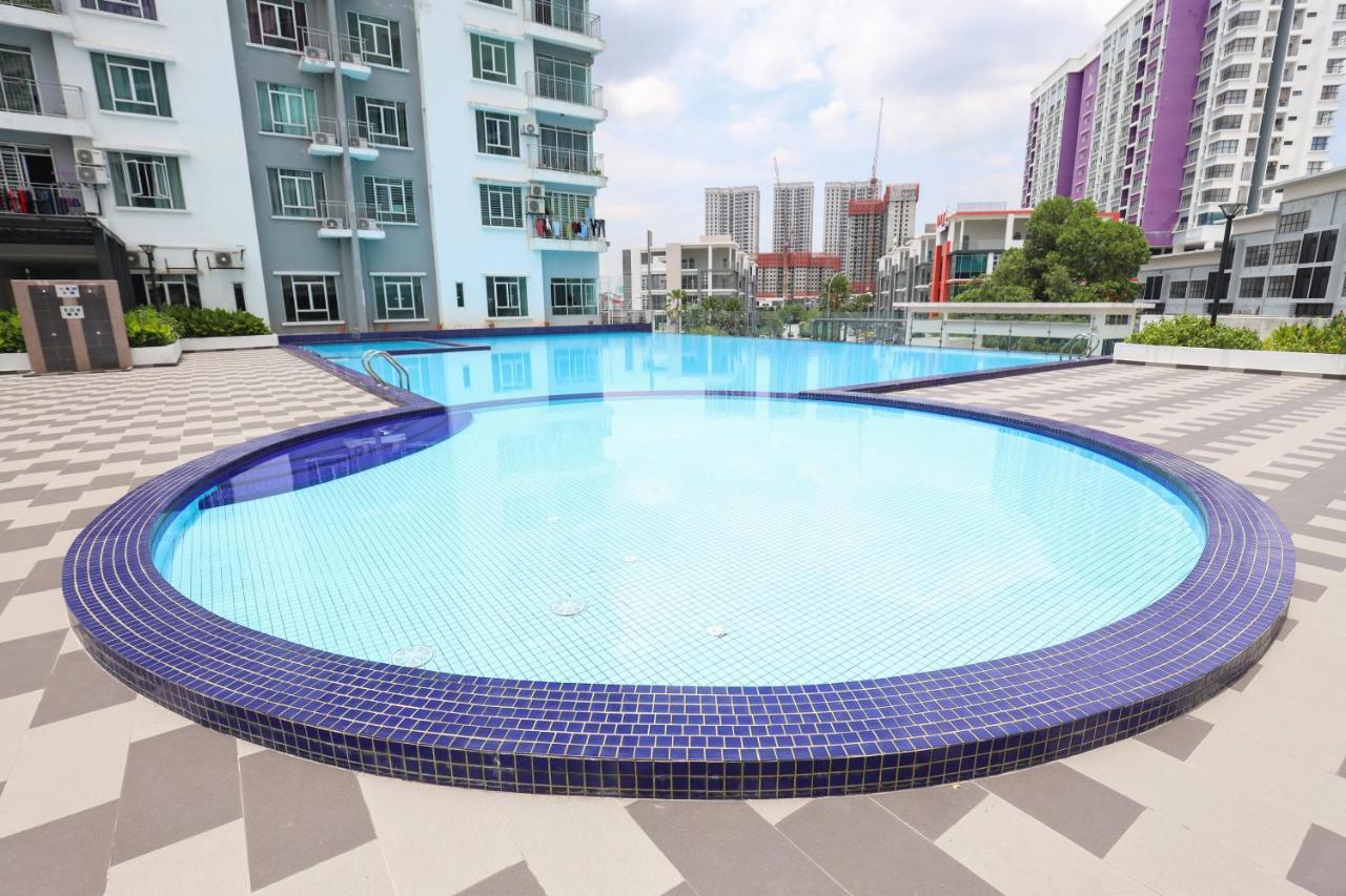Cozy 3-Bedroom Condo With Pool - Seri Kembangan Luaran gambar