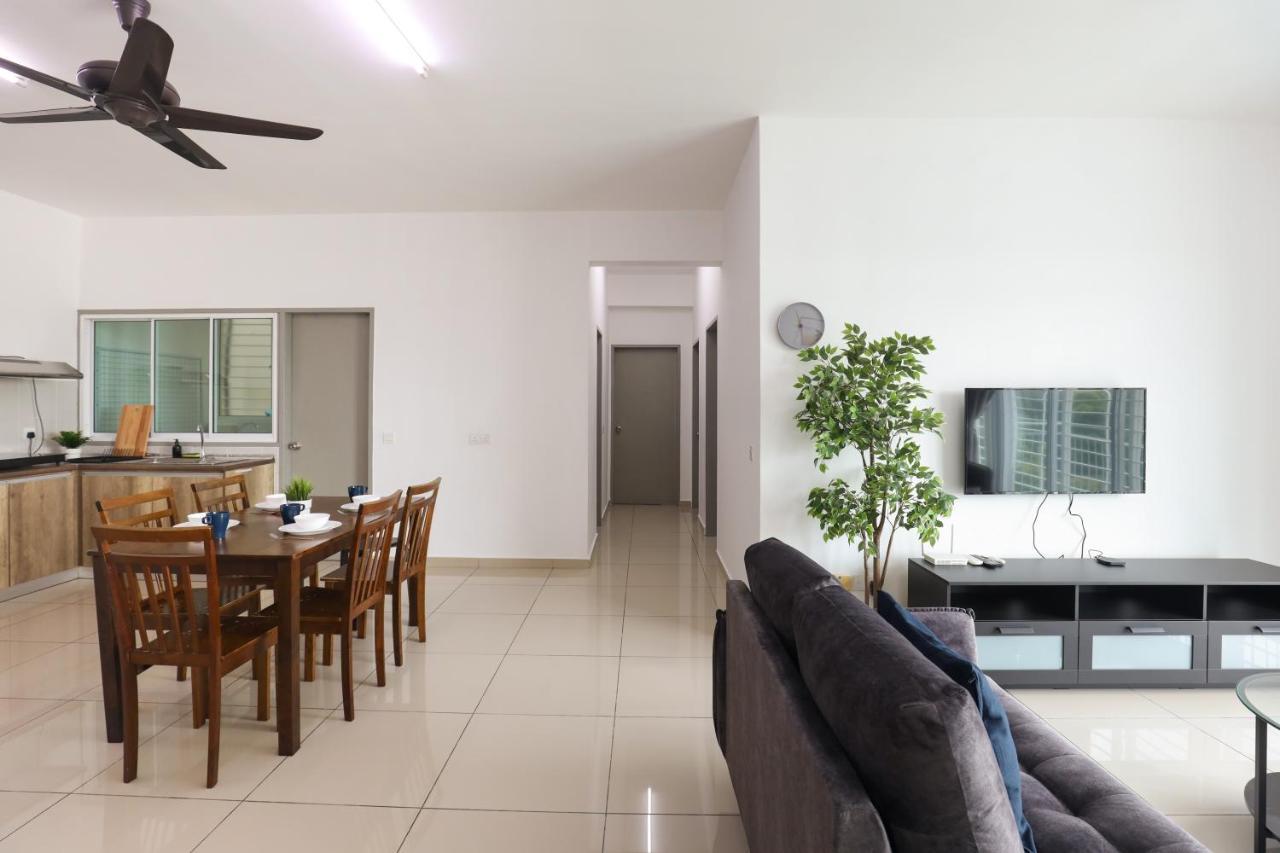 Cozy 3-Bedroom Condo With Pool - Seri Kembangan Luaran gambar