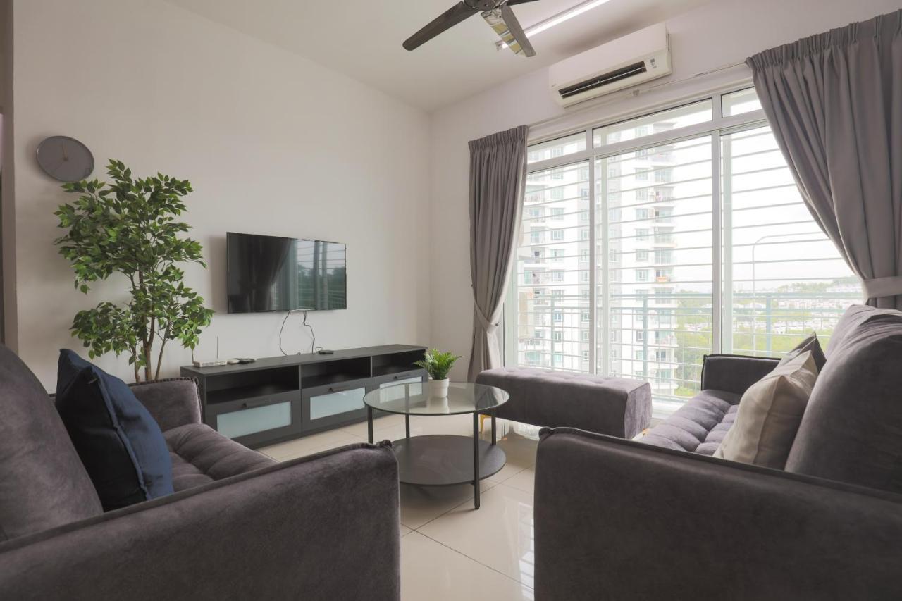 Cozy 3-Bedroom Condo With Pool - Seri Kembangan Luaran gambar