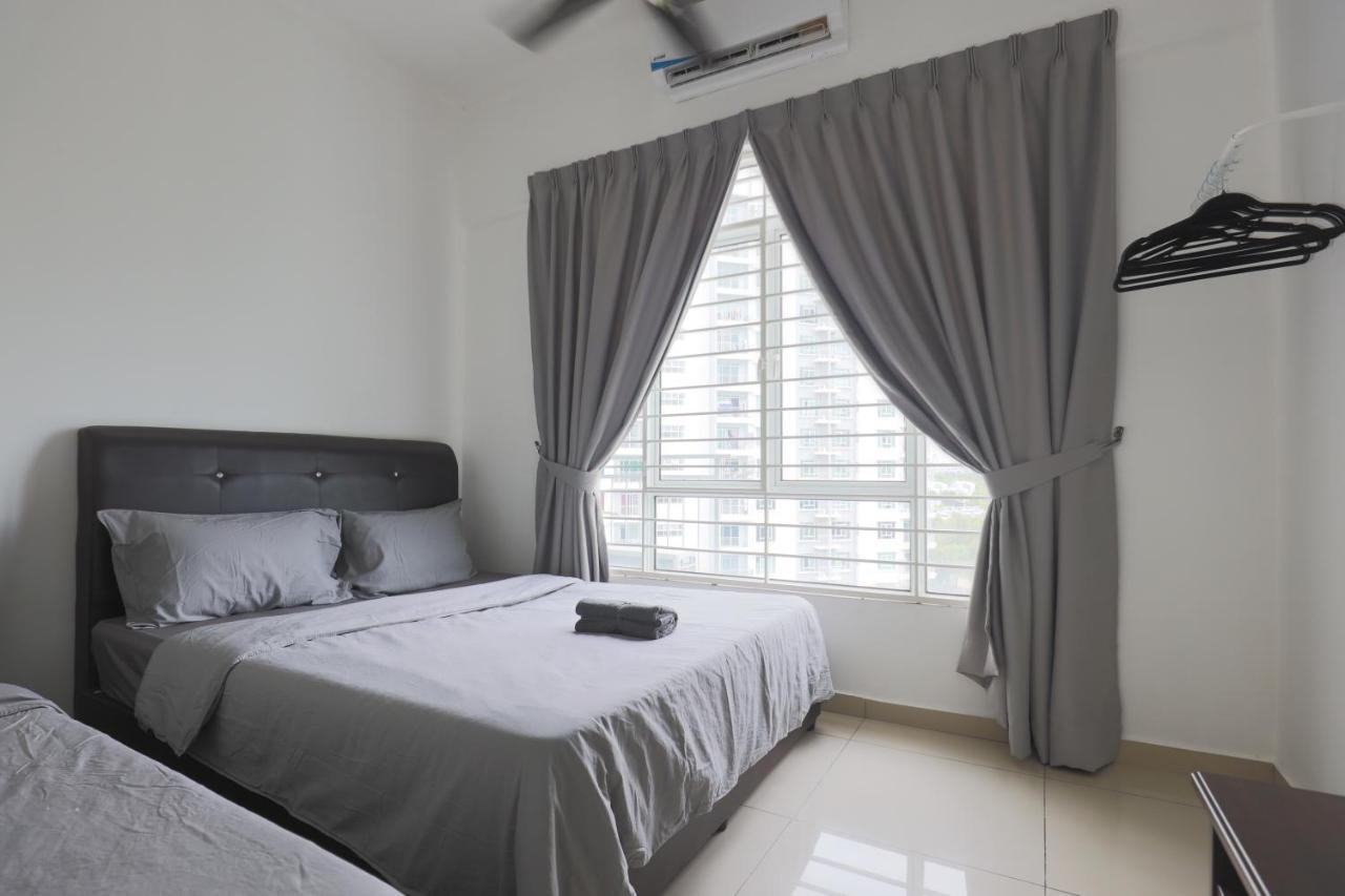 Cozy 3-Bedroom Condo With Pool - Seri Kembangan Luaran gambar